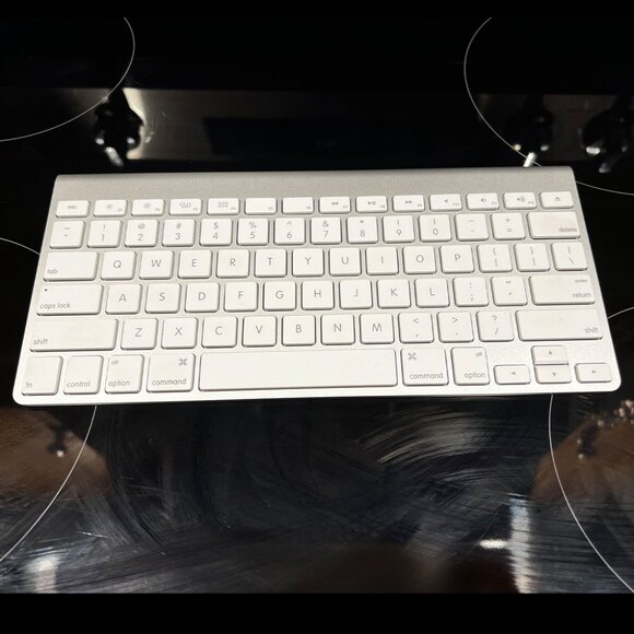 Apple Wireless Keyboard with Bluetooth - Silver/White